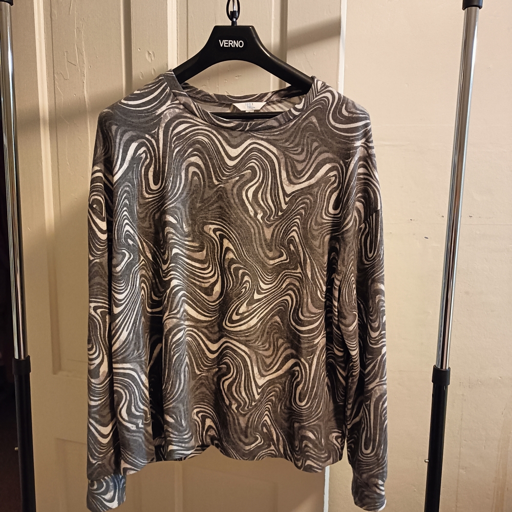 Time and Tru Gray and White Swirl Blouse